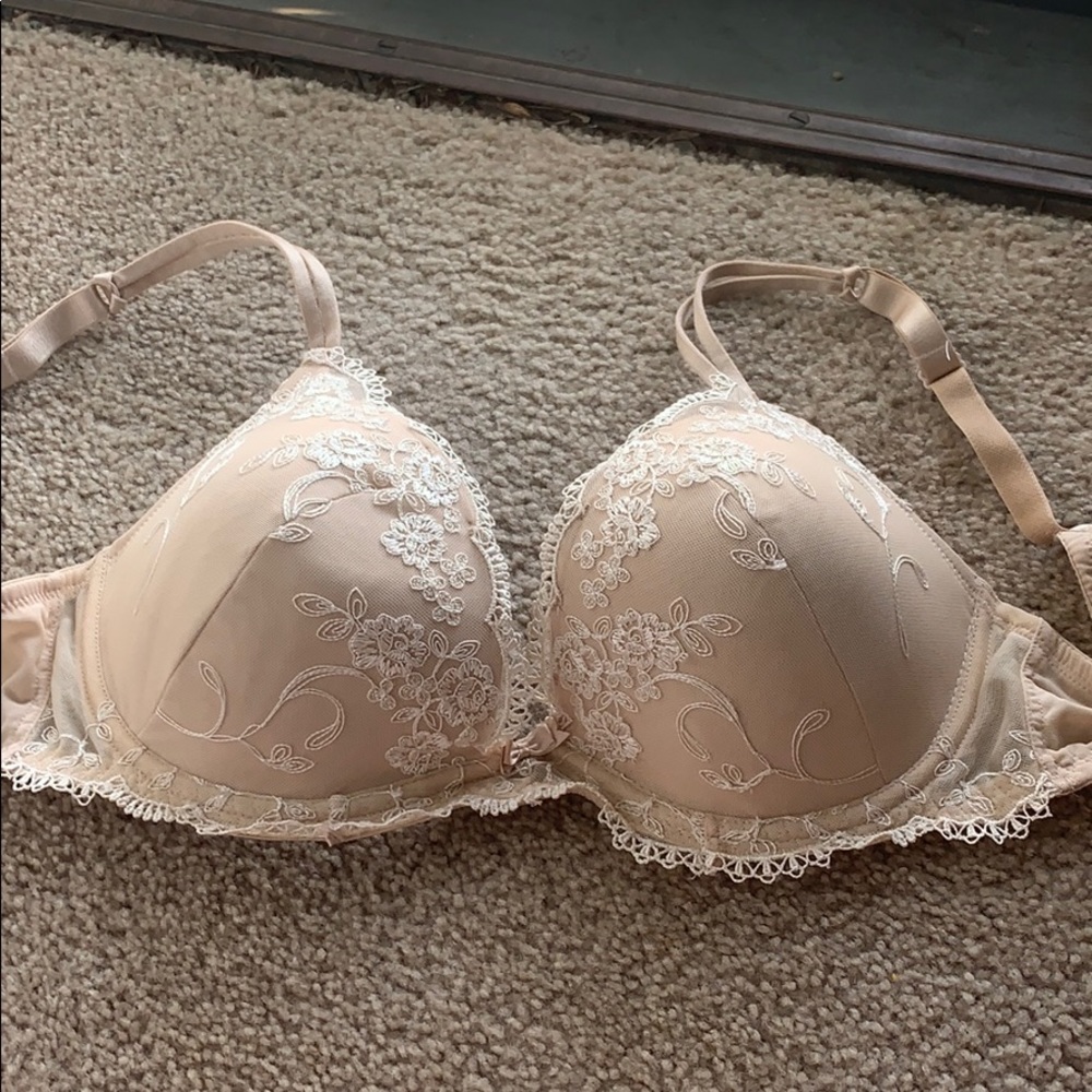 BRAND NEW. Never worn. AMBRIELLE Bra 38C. No tags